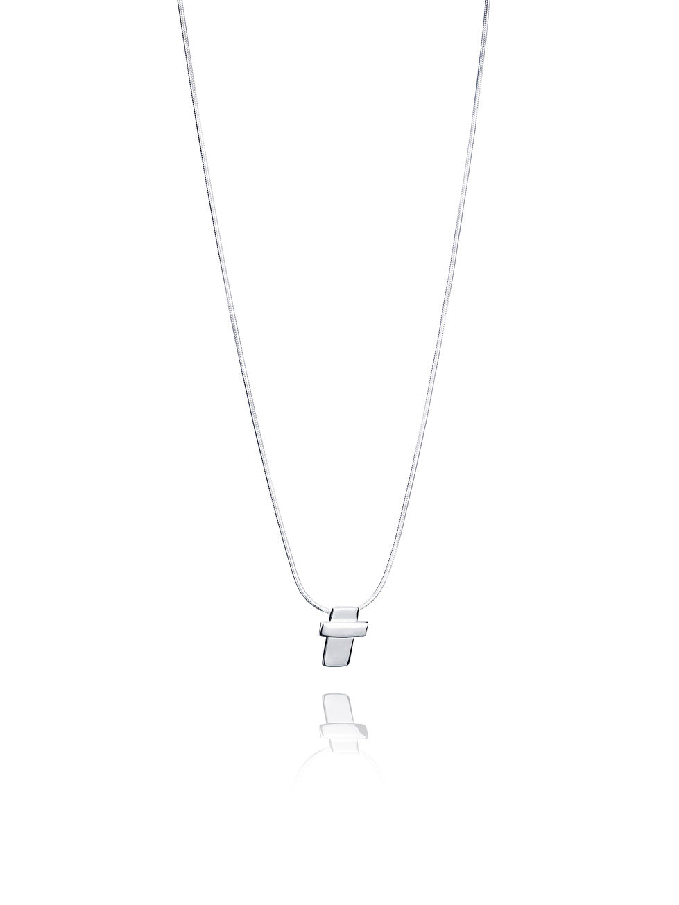 Efva Attling Little Cross 11-100-00681 hängsmycke är format som ett tillplattat kors och har en ormkedja i silver