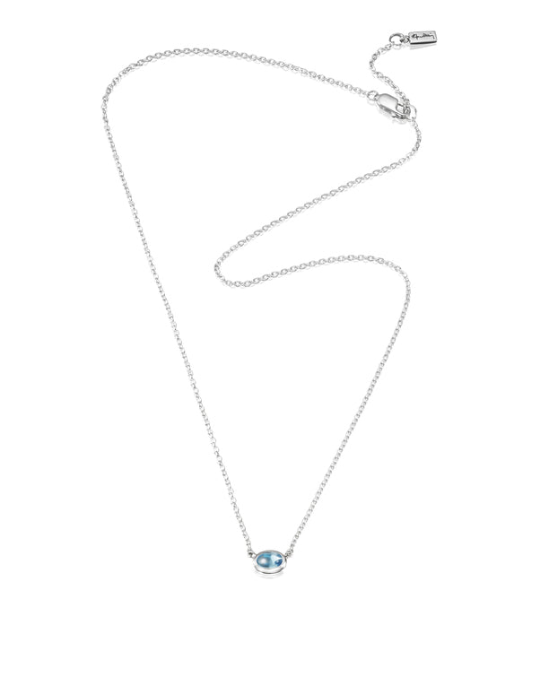 Efva Attling Love Bead Topaz 10-100-01567 halsband har en tunn silverkedja med en oval "love bead"- pärla fäst i mitten. En liten blå topas är inbäddad i pärlan