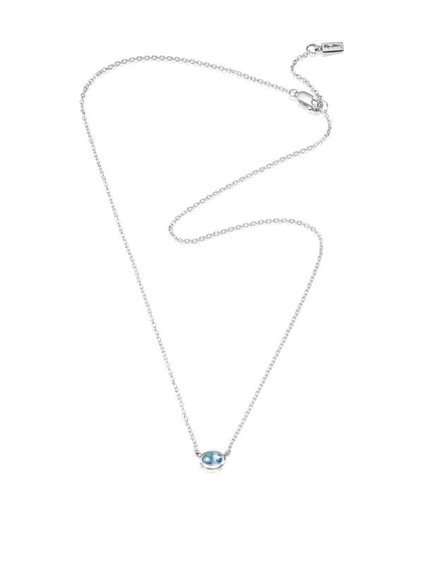 Efva Attling Love Bead Topaz 10-100-01567 halsband har en tunn silverkedja med en oval "love bead"- pärla fäst i mitten. En liten blå topas är inbäddad i pärlan