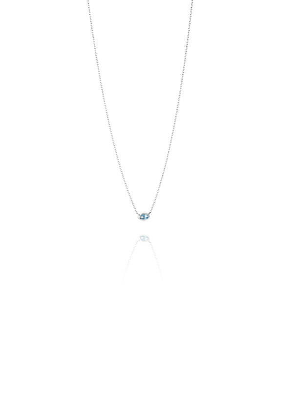 Efva Attling Love Bead Topaz 10-100-01567 halsband har en tunn silverkedja med en oval "love bead"- pärla fäst i mitten. En liten blå topas är inbäddad i pärlan