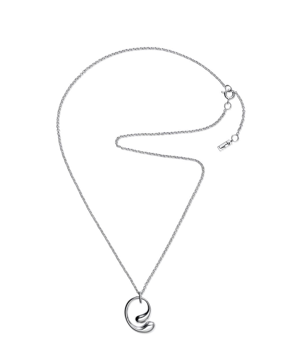 Efva Attling Love Buddies 11-100-02223 hängsmycke är en böjd stång med droppformade ändar som roterar i en kramliknande position