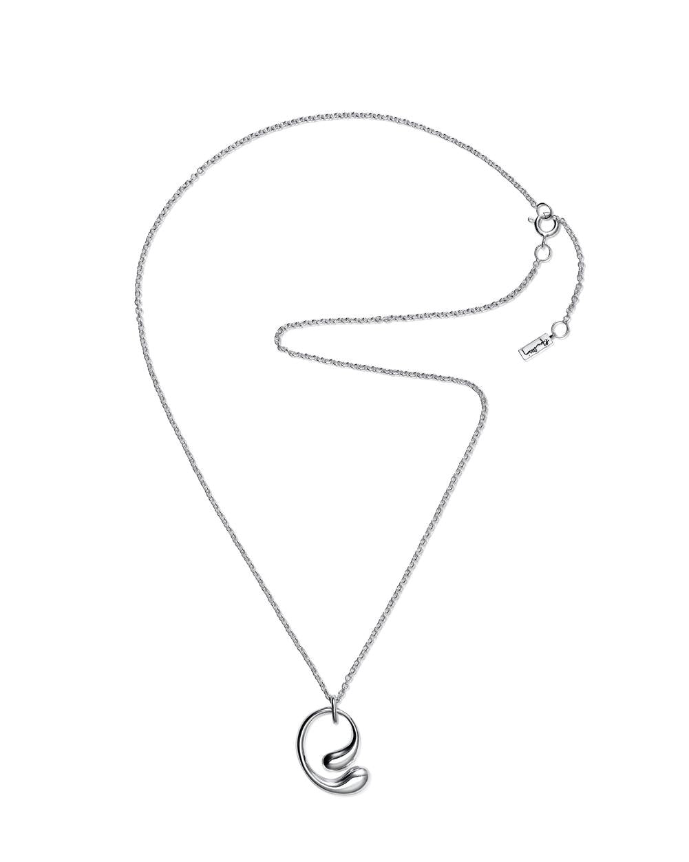 Efva Attling Love Buddies 11-100-02223 hängsmycke är en böjd stång med droppformade ändar som roterar i en kramliknande position