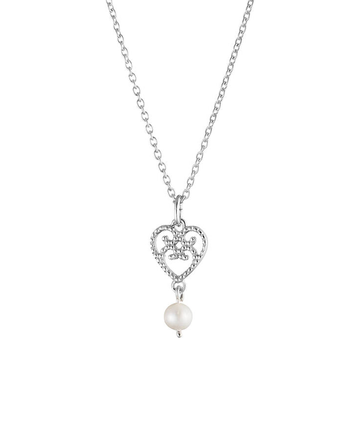 Lumoava Helmi-halsbandet har en tunn silverkedja. Hänget är ett klassiskt filigranhjärta med en pärla som hänger nedanför.