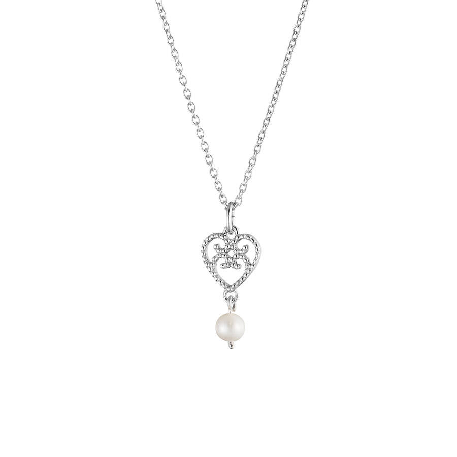 Lumoava Helmi-halsbandet har en tunn silverkedja. Hänget är ett klassiskt filigranhjärta med en pärla som hänger nedanför.