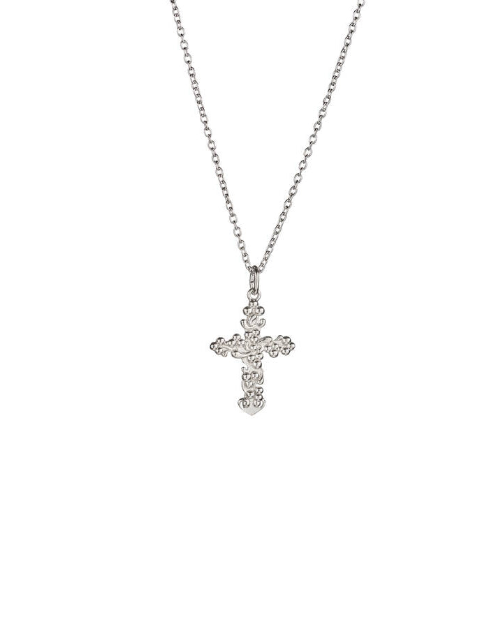 Lumoava Bella-halsbandet har en tunn silverkedja. Hänget är ett klassiskt kors med ett dekorativt mönster.