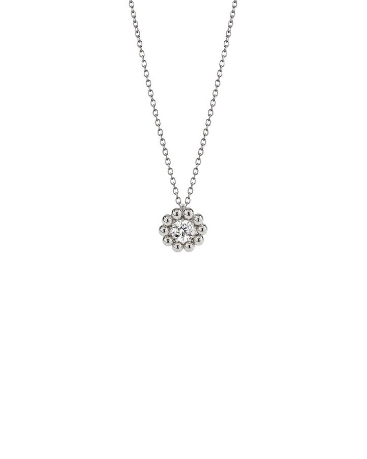 Lumoava Daisy-halsbandet har en tunn silverkedja. Hänget är som en blomma: i mitten finns en klar rund zirkon omgiven av små silverpärlor.