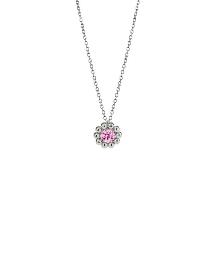 Lumoava Daisy-halsbandet har en tunn silverkedja. Hänget är som en blomma: i mitten finns en rosa rund zirkon omgiven av små silverpärlor.