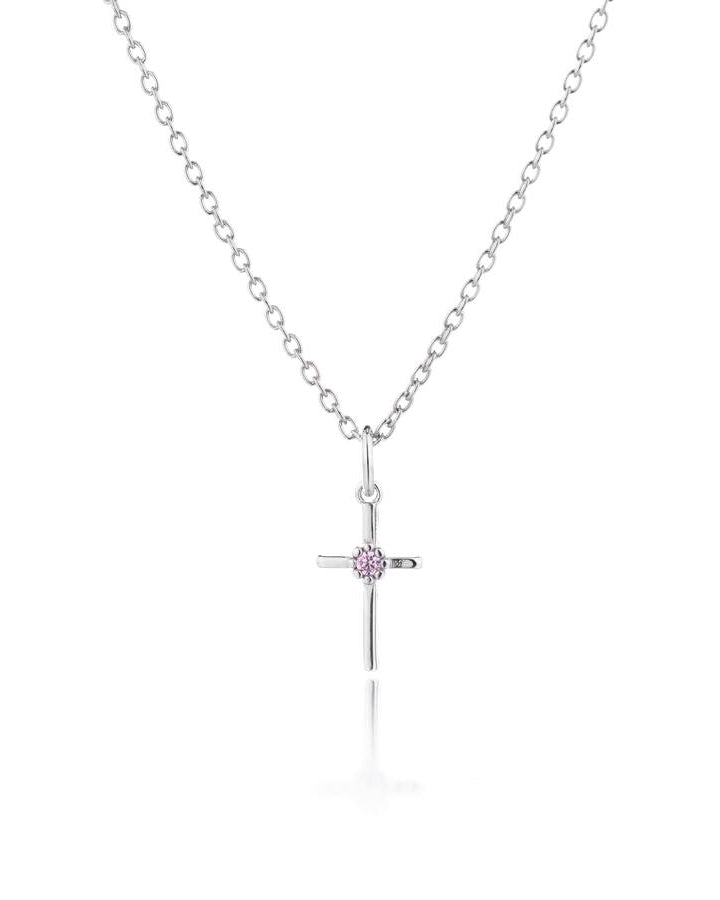 Lumoava Daisy Kors-halsbandet har en tunn silverkedja. Hänget är ett kors med en rosa zirkon i mitten.
