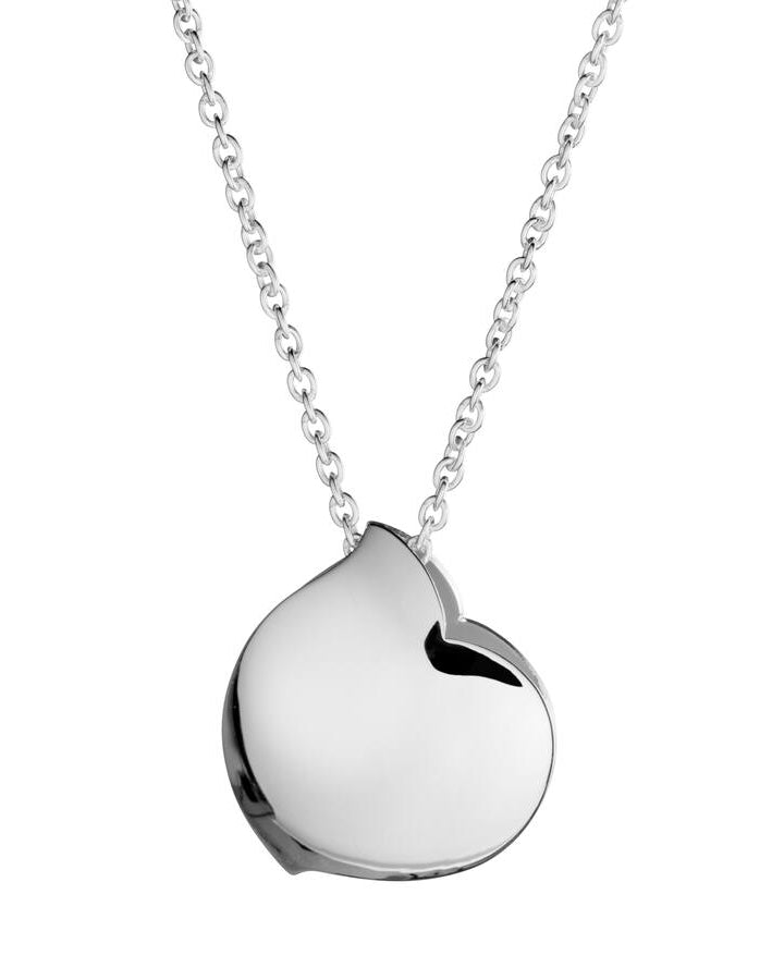 Lumoava Hali-halsbandet har en tunn silverkedja. Hänget är ett hjärta, rund och mjuk i linjerna.