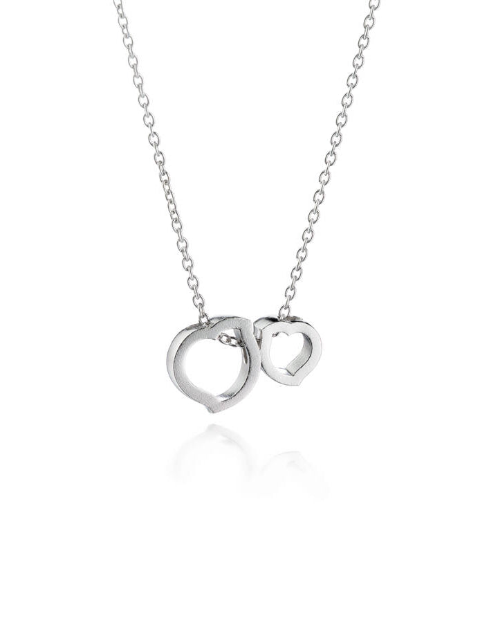 Lumoava Hali-halsbandet har en tunn silverkedja. Hänget har avtagbara hjärtan som är runda och mjuka i linjerna.