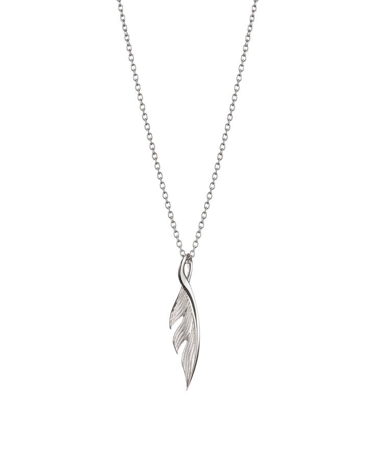 Lumoava Höyhen-halsbandet har en tunn silverkedja. Hänget är lätt och luftig, formad som en fjäder.