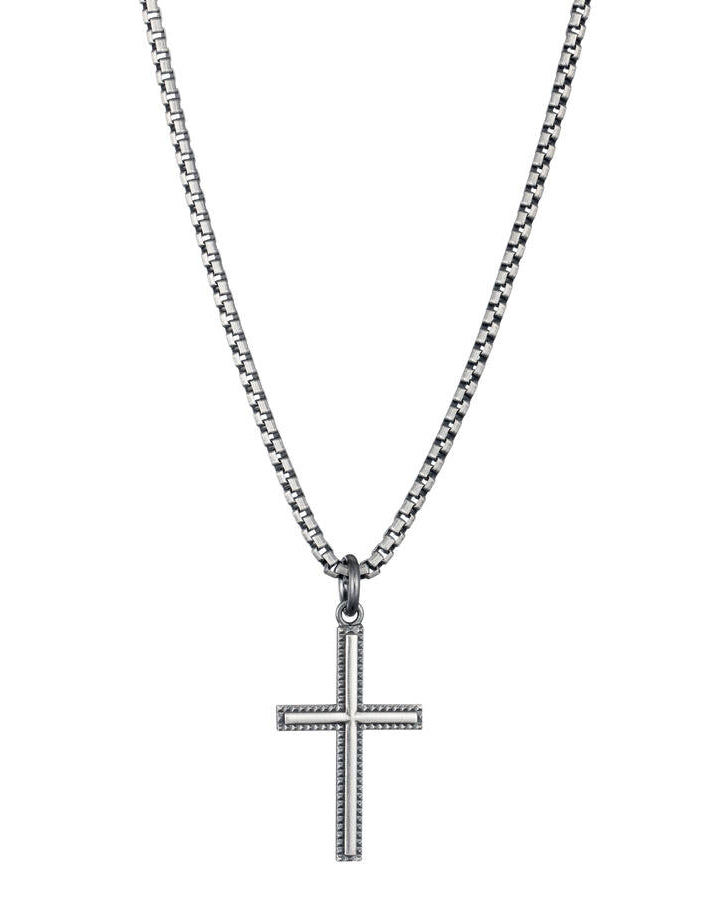 Lumoava Ilmari-halsbandet har en tunn silverkedja. Hänget är ett kors med geometriska och tydliga linjer.