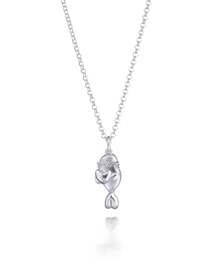 Lumoava Kuutti L51231300000 halsband har en tunn silverkedja och ett hänge i form av en liten säl.