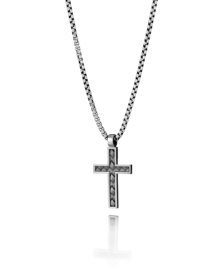 Lumoava Oiva-halsbandet har en tunn silverkedja. Hänget är ett grovt kors med tydliga och skarpa linjer.