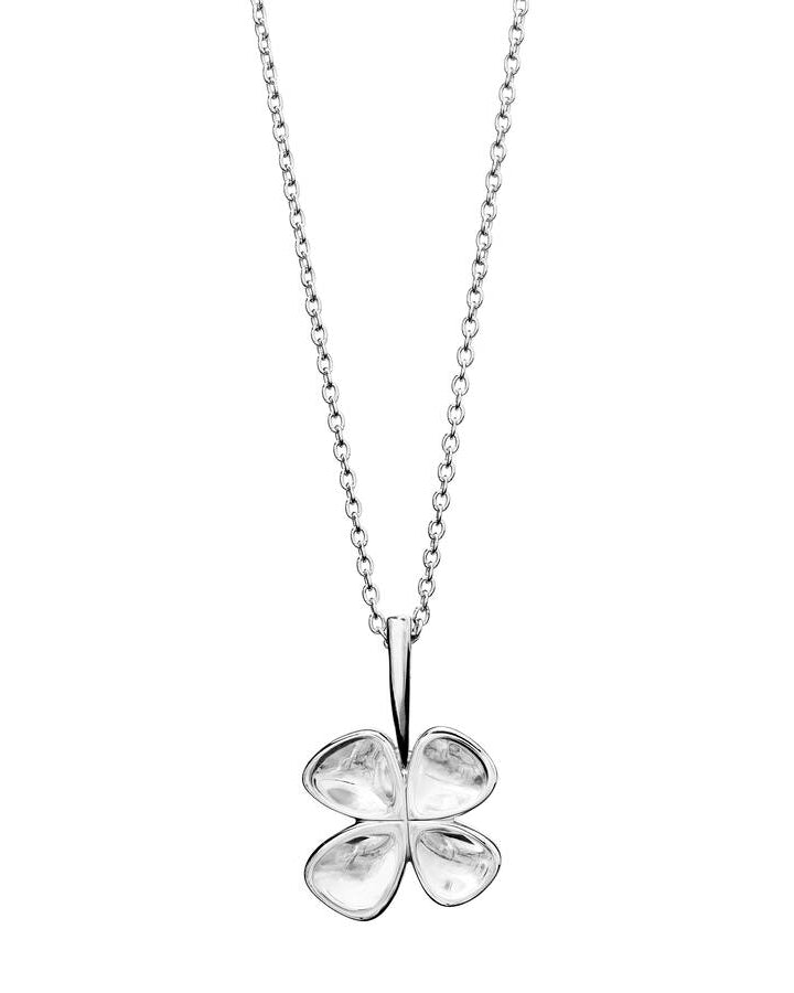 Lumoava Onnekas -halsbandet har en tunn silverkedja. Hänget är som en fyrklöver.