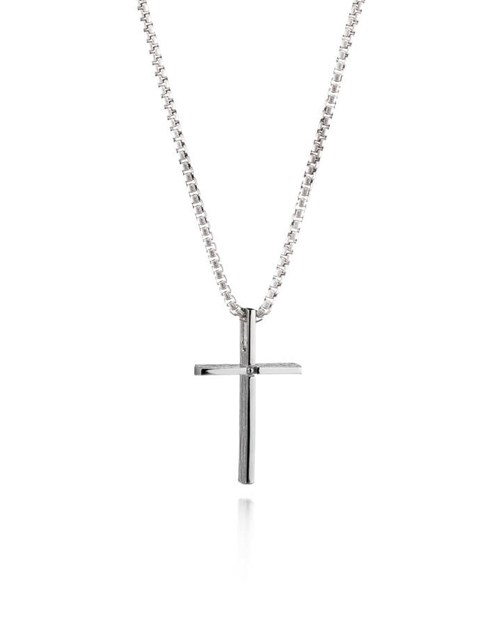 Lumoava Onni-halsbandet har en tunn silverkedja. Hänget är ett nätt kors med släta ytor och mjukt rundade kanter.