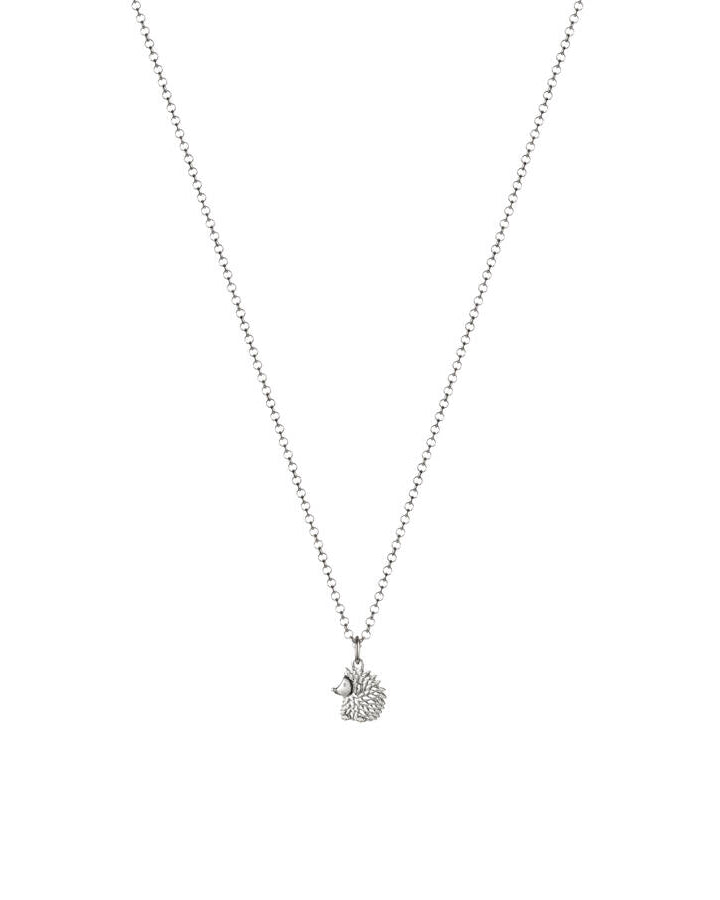 Lumoava Siili Sippura-halsbandet har en tunn silverkedja. Hänget är formad som en söt igelkott, rund och mjukt linjerad.