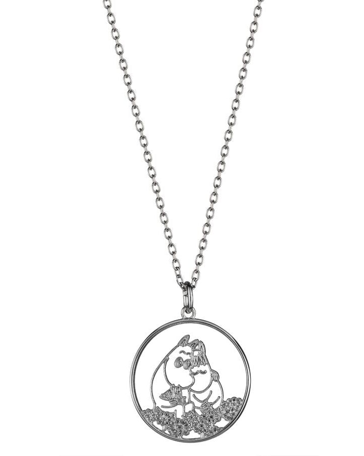 Lumoava x Moomin Kärlek-halsbandet har en tunn silverkedja. Hänget symboliserar kärlek, och dess form är rund och föreställer Mumintrollet och Snorkfröken.