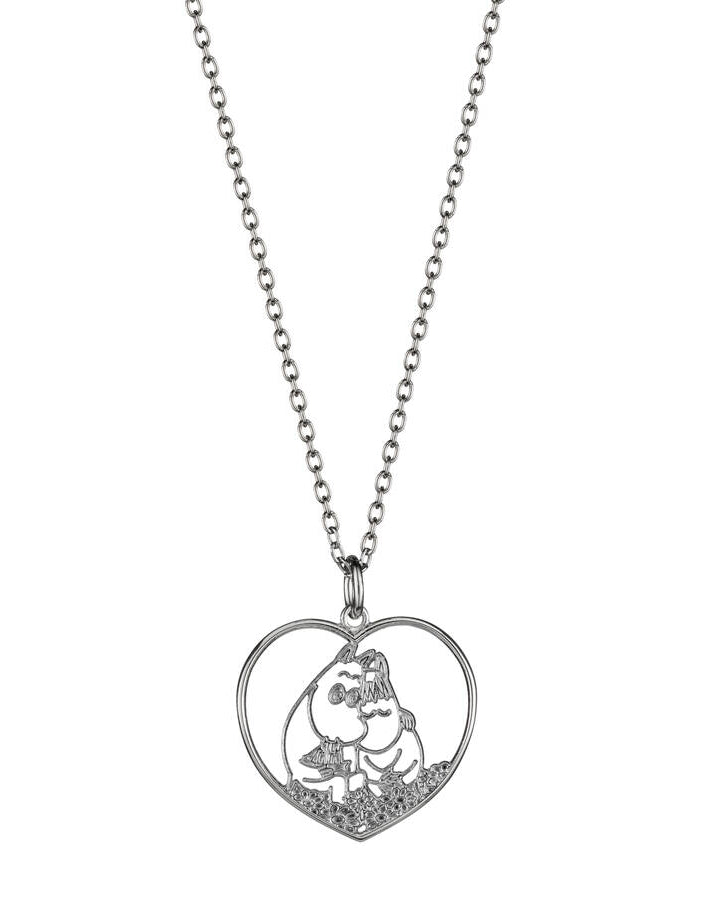 Lumoava x Moomin Kärlek hjärta-halsbandet har en tunn silverkedja. har en tunn silverkedja. Det hjärtformade hänget symboliserar kärlek och har Mumintrollet och Snorkfröken.