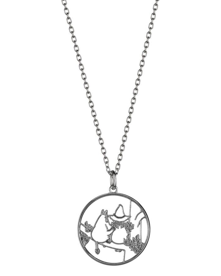 Lumoava x Moomin Vänskap-halsbandet har en tunn silverkedja. Hänget representerar vänskap, är runt i formen och föreställer Mumintrollet och Snusmumriken sittande sida vid sida på en gren.