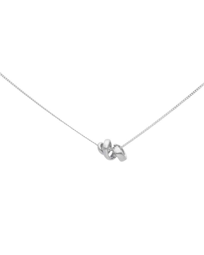 Guldviva Stormskärs Maja S halsband har en tunn silverkedja och ett smycke som är som ett smalt band virat runt kedjan.