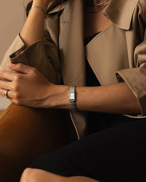 Mockberg Timeless Petite Silver MB1772 naisen ranteessa osana minimalistista skandinaavista tyyliä