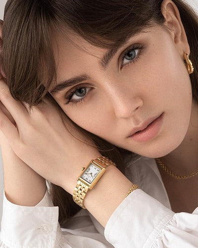 Mockberg Timeless Gold MO874 på en kvinnas handled i elegant och minimalistisk stil
