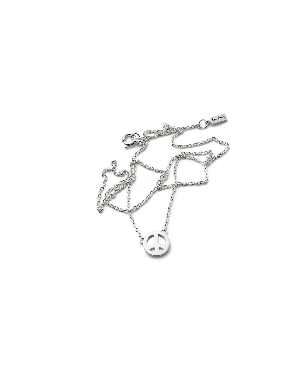 Efva Attling Mini Peace 10-100-00561 halsband har en tunn silverkedja med ett litet runt "peace"-märke fäst i mitten