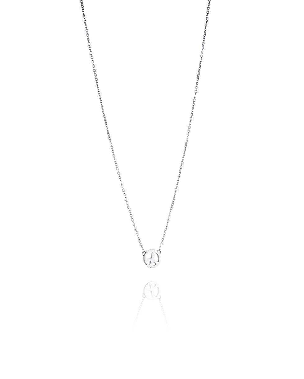 Efva Attling Mini Peace 10-100-00561 halsband har en tunn silverkedja med ett litet runt "peace"-märke fäst i mitten