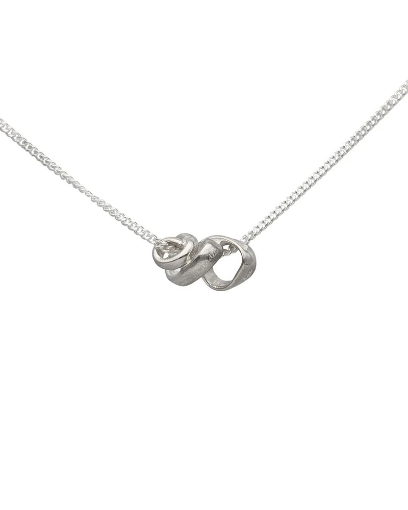 Guldviva Stormskärs Maja Modig halsband har en tunn silverkedja och ett smycke som är som ett smalt band virat runt kedjan. Bandet är graverat med texten: "Du ska inga va rädd för någe"