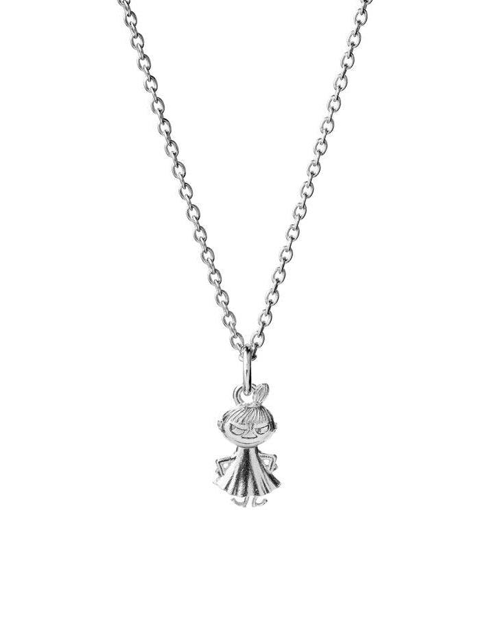 Lumoava x Moomin Pikku Myy -kaulakorussa on ohut hopeaketju. Riipus on Pikku Myy.