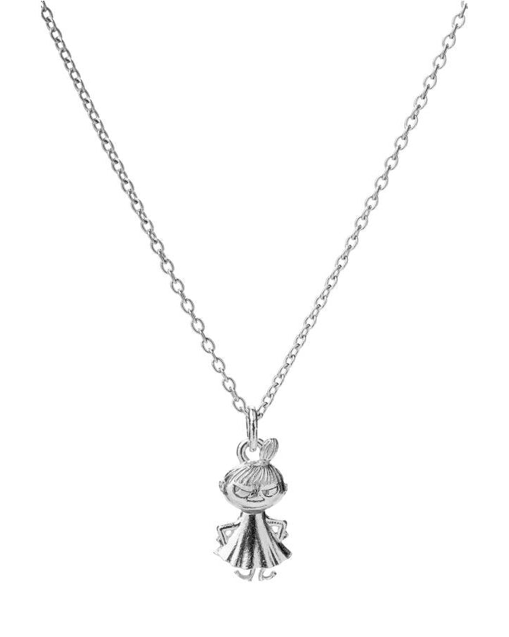 Lumoava x Moomin Pikku Myy -kaulakorussa on ohut hopeaketju. Riipus on Pikku Myy.