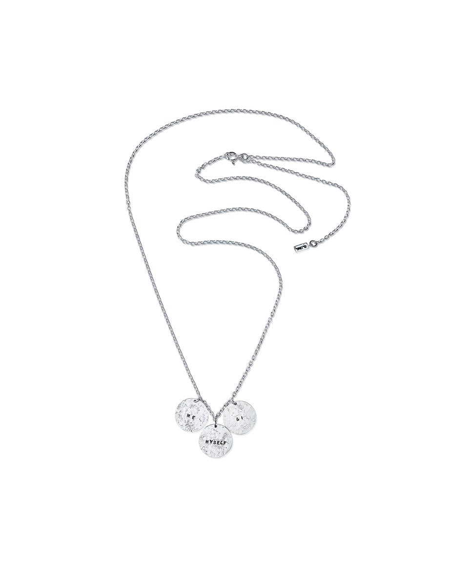 Efva Attling Multi Me Myself & I 10-100-02079 halsband har en tunn silverkedja med tre runda plaketter som hänger med texterna: "ME", "MYSELF" och "& I".