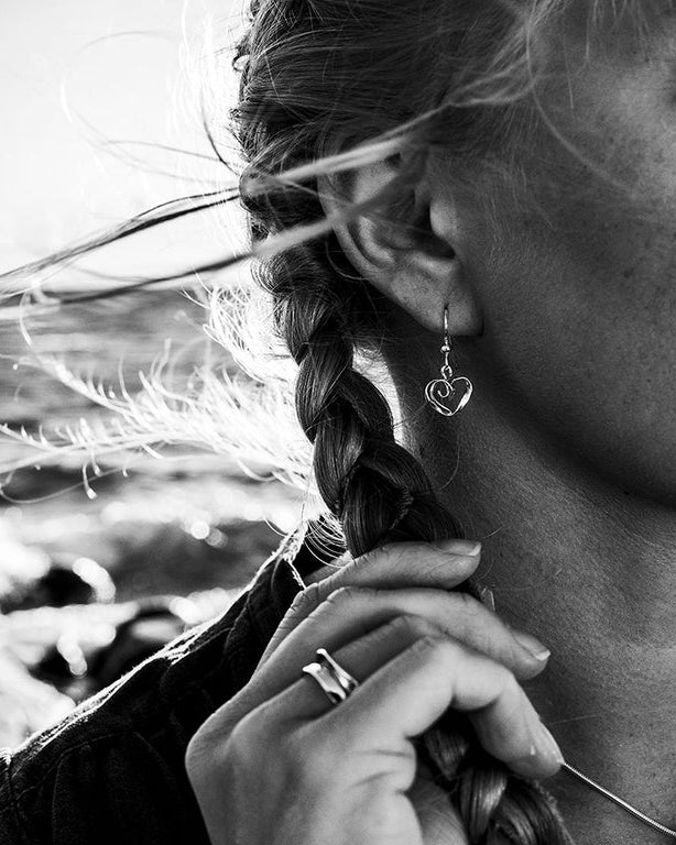 Guldviva Stormskärs Maja hjärta örhängen på krok, koukkukorvakorut