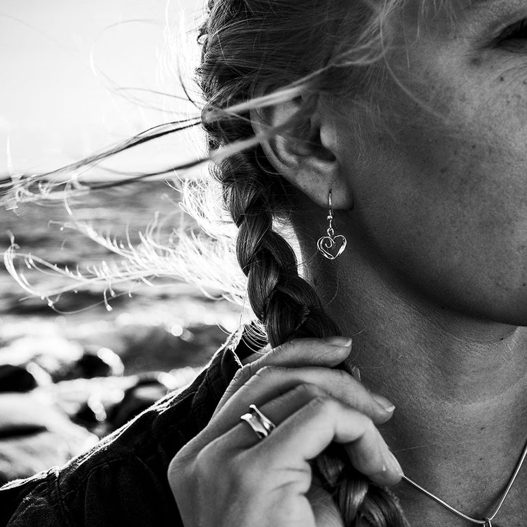 Guldviva Stormskärs Maja hjärta örhängen på krok, koukkukorvakorut