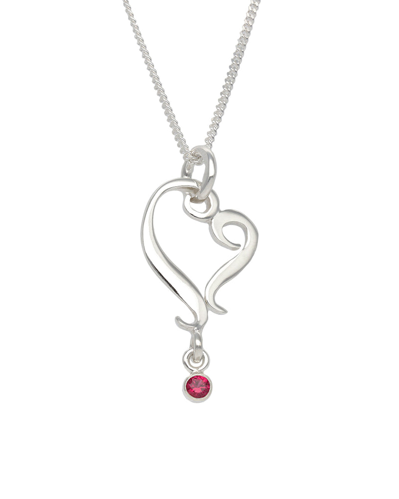 Guldviva Rubinhjärta halsband har en tunn silverkedja. Hänget är ett asymmetriskt hjärta med en liten röd rubin hängande under det.