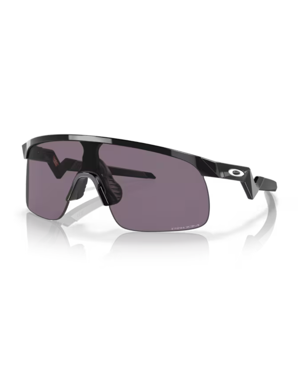 Oakley Resistor Youth 01 urheilulasit kiiltävän mustalla kehyksellä ja suorituskykyisellä Prizm Grey -maskilinssillä.