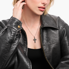 Thomas Sabo Black Cross Pavé PE530-051-11 hängsmycke på halsen.