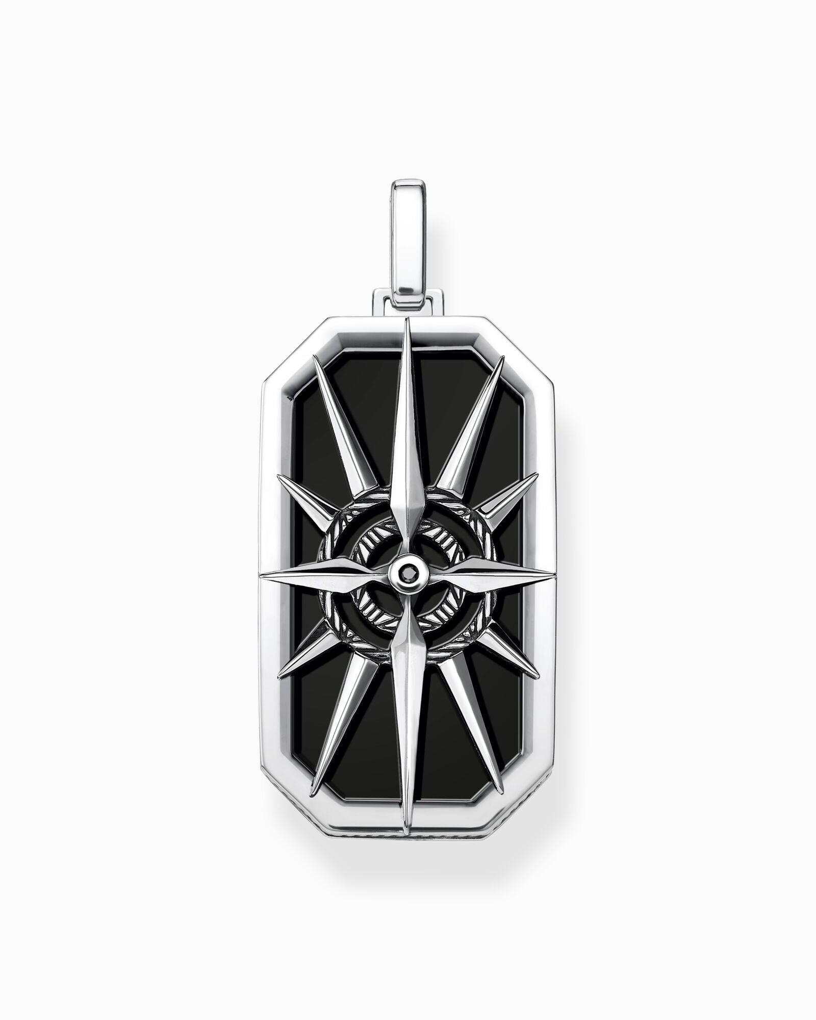 Thomas Sabo Pendant Compass Star Black PE869-641-11 hängsmycke har en stiliserad rektangulär form. Den har ett silverkompassmönster på en svart bakgrund och silverkanter.