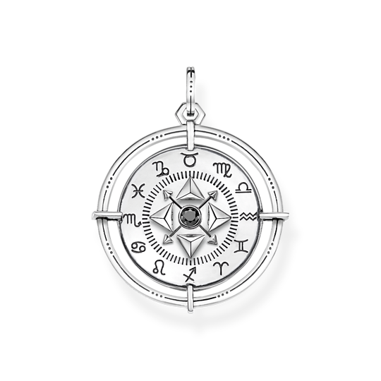 Thomas Sabo Elements Of Nature Amulet PE907-643-11 hängsmycke är en rund silverring med en silverplakett i mitten. På ena sidan, i mitten av brickan, finns en svart zirkon. Det finns tolv horoskopmärken i kanterna.