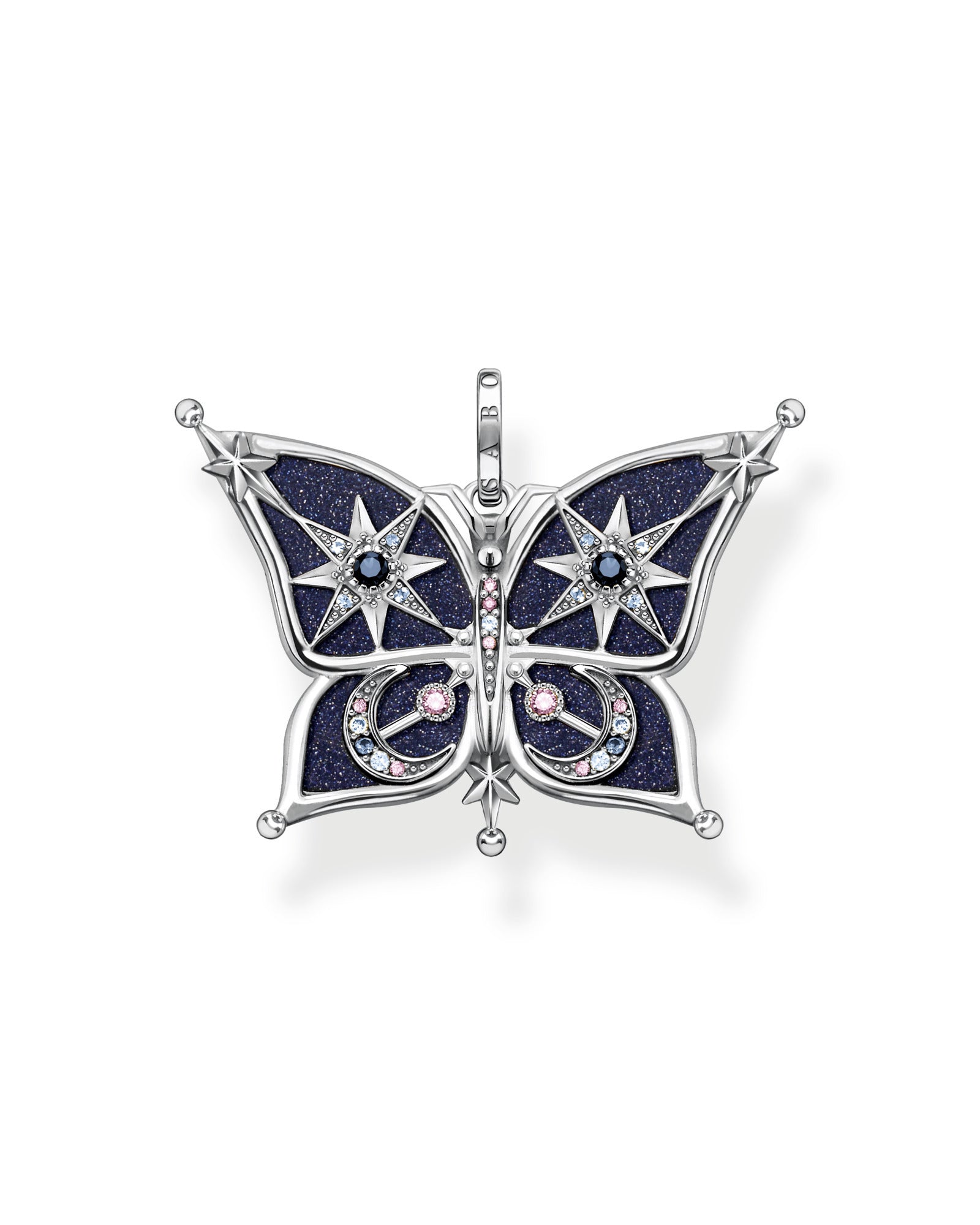 Thomas Sabo Star And Moon Butterfly PE929-945-7 är ett fjärilshänge i silver med mörkblå vingar. Fjärilen är dekorerad med mån- och stjärnmotiv samt färgglada ädelstenar.