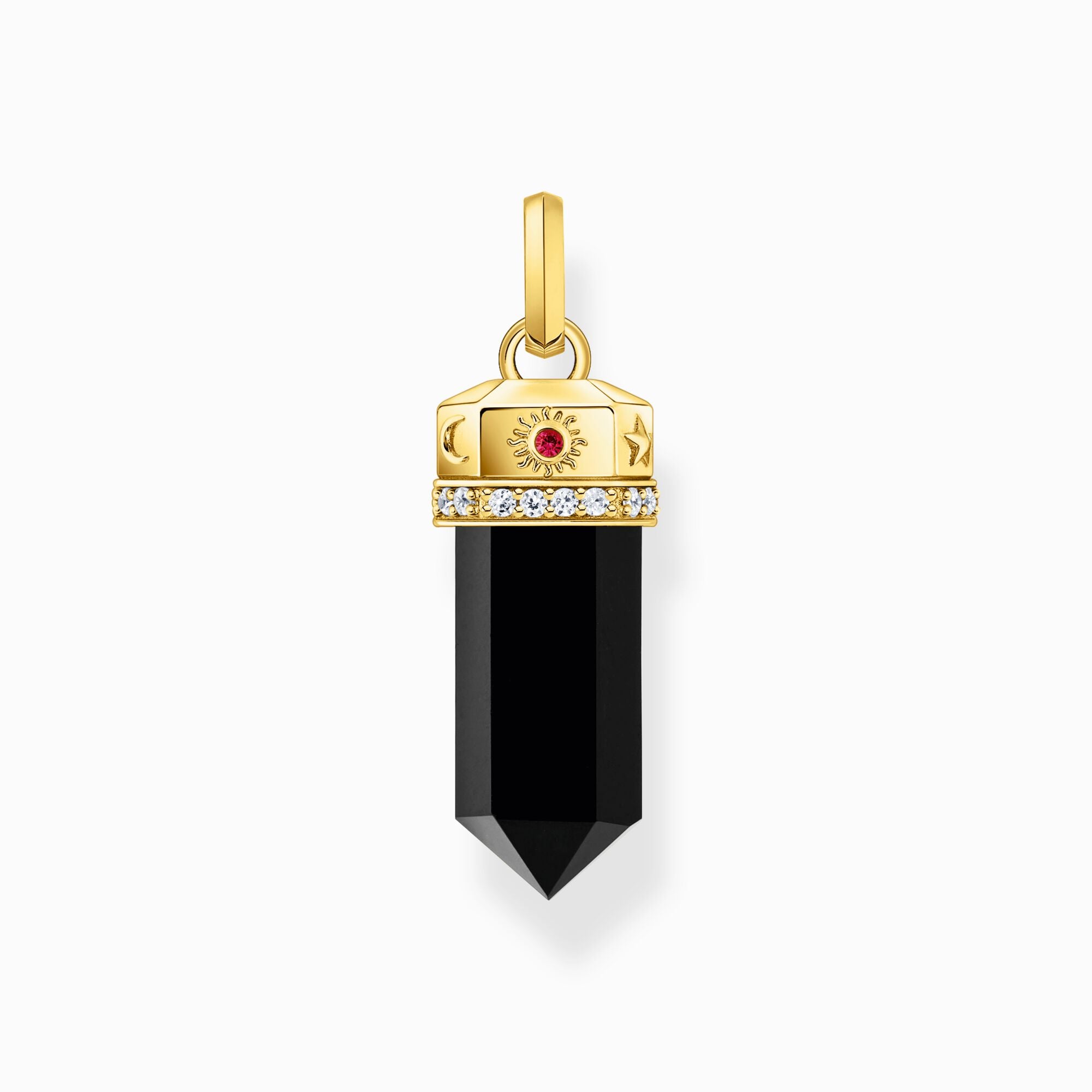 Thomas Sabo Pendant With Onyx In Hexagon-shape PE955-177-11 är en hänge med hexagonformad onyx. Ovanpå onyxen finns en förgylld 'hatt' som är dekorerad med zirkoner, rubiner samt ingraverade mån- och stjärnmotiv.