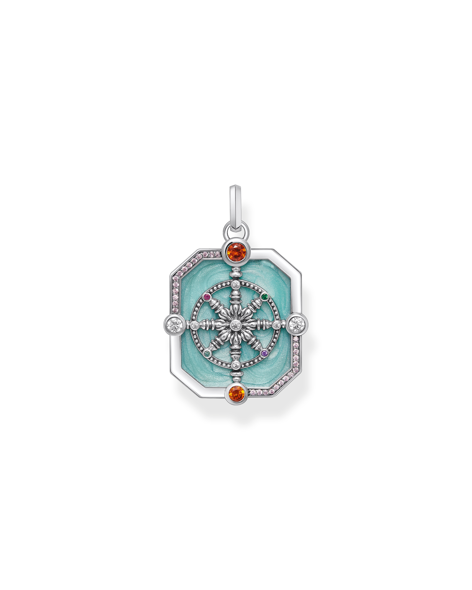 Thomas Sabo Silver Octagon-shaped Pendant With Cold Enamel And Stones PE961-340-7 är en fyrkantig hänge med silverkanter och lätt rundade hörn. Mittdelen är turkosfärgad och prydd med en silverfärgad 'Wheel of Karma'-dekoration. Hela hänget är dekorerat med zirkoner och rubiner.