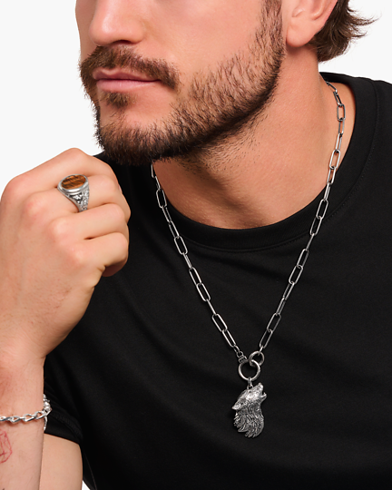 Thomas Sabo Howling Wolf With Stones PE966-643-21 hänge på en grov kedja runt en mans hals.