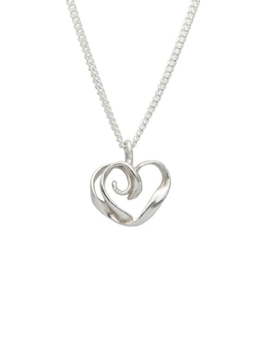 Guldviva Stormskärs Maja Hjärta S halsband har en tunn silverkedja. Hänget är ett dekorativt hjärta.