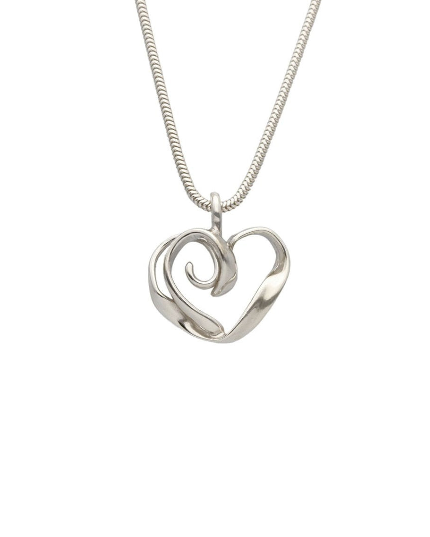 Guldviva Stormskärs Maja Hjärta halsband har en tunn silverkedja. Hänget är ett dekorativt hjärta.