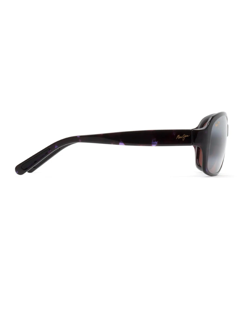 Profiilikuva Maui Jim Koki Beach -aurinkolaseista sivulta. Siro ja ergonomisesti muotoiltu purppura aisa, jossa on hillitty, tyylikäs brändilogo.