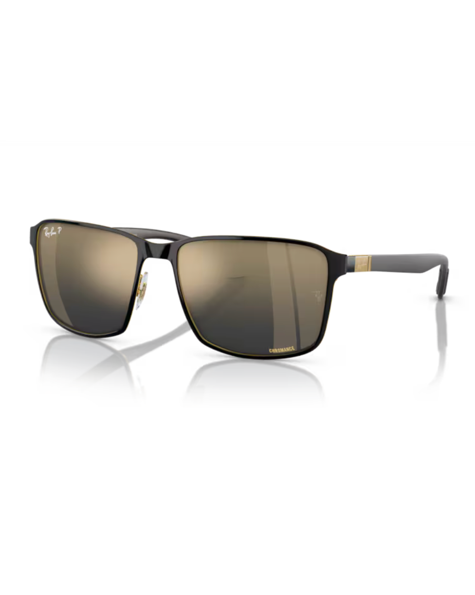 Neliömäiset Ray-Ban RB3721CH Chromance aurinkolasit musta-kultaisella metallirungolla ja sinisillä polarisoiduilla peililinsseillä.