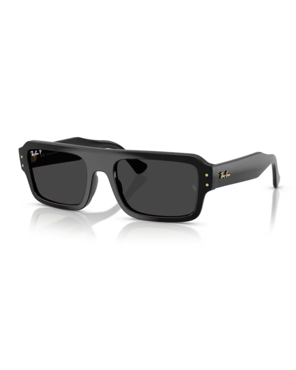 Ray-Ban Flacko RB4454 aurinkolasit, joissa on paksut mustat asetaattikehykset, kulmikas muotoilu ja polarisoidut tummanharmaat linssit.