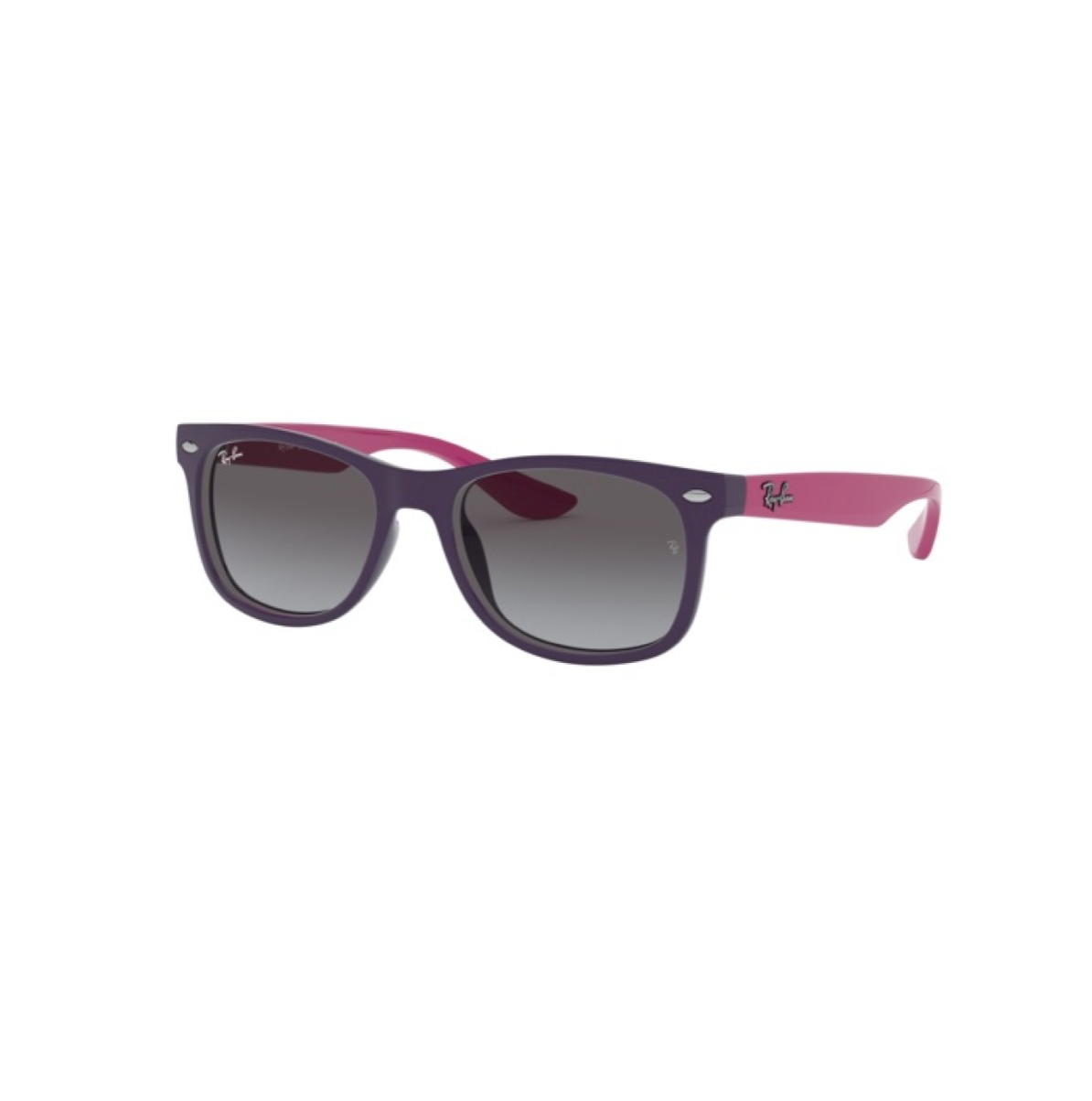 Ray-Ban Junior New Wayfarer RJ9052S solglasögon med mattlila båge, rosa skalmar och grå graderade linser.